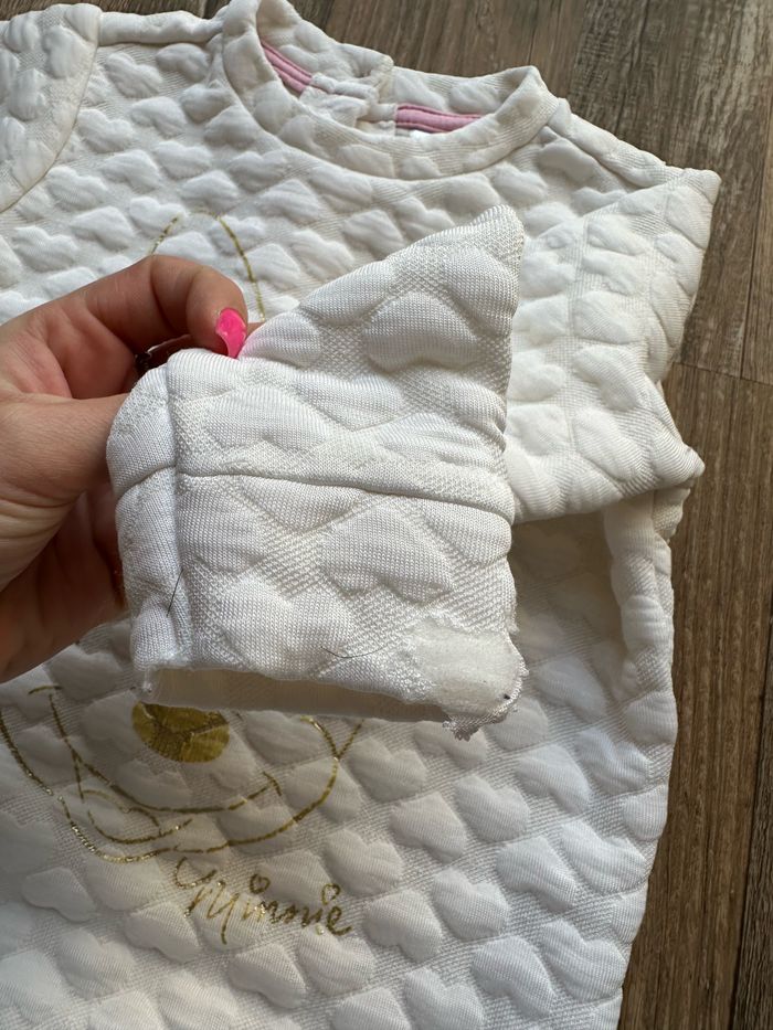 - Pull Disney - 24 mois - bon état, défaut à la manche - photo numéro 2