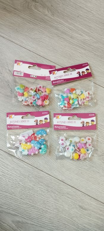 Lot de 4 paquets de boutons fantaisie en plastique neuf