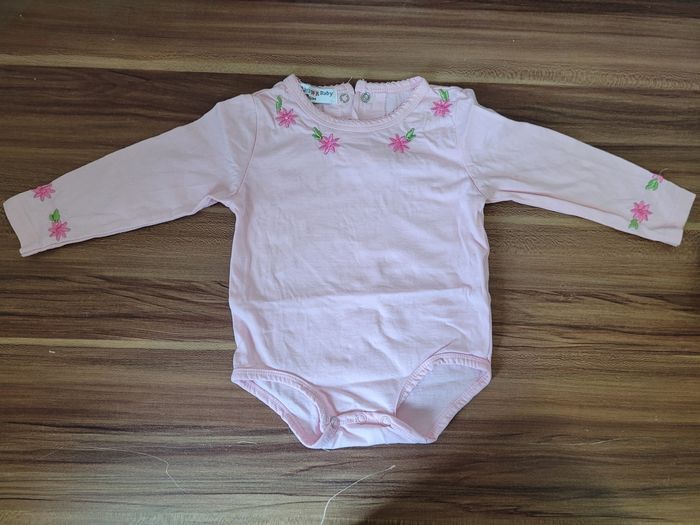 Lot 5bodys manches longues 6mois - photo numéro 2