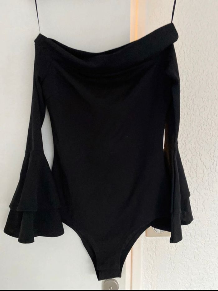 Body noir à volants