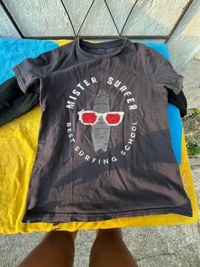 T shirt sans étiquette mais équivaut à 10ans - photo numéro 2