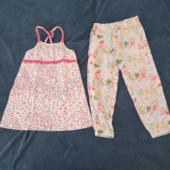 Robe et pantalon léger Une robe blanche fleurie
Un pantalon léger imprimé estival