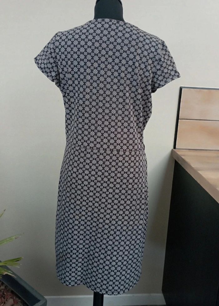 Robe noire et blanche
manches courtes - photo numéro 3