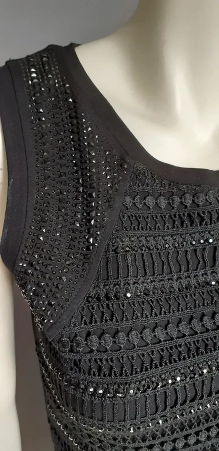 Joli haut noir avec dentelle et strass noir. - photo numéro 3