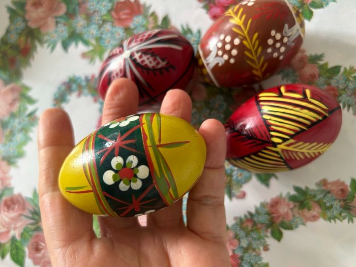 Quatre œufs en bois peints à la main – ensemble vintage avec socles cocotier en céramique/grès - photo numéro 8