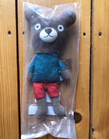 Doudou nounours en tenue t-shirt et short