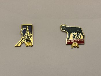 lot de 2 pin’s McDo « Grandes villes du monde »