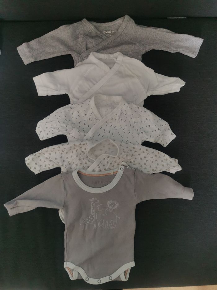 Lots de 5 bodys multimarques de taille 1 mois