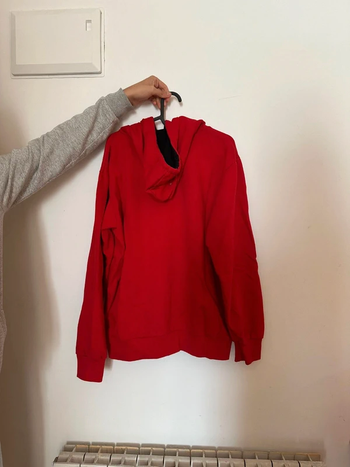 Sudadera roja con capucha