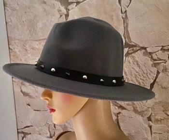 Chapeau gris avec tour pointes et ronds argenté