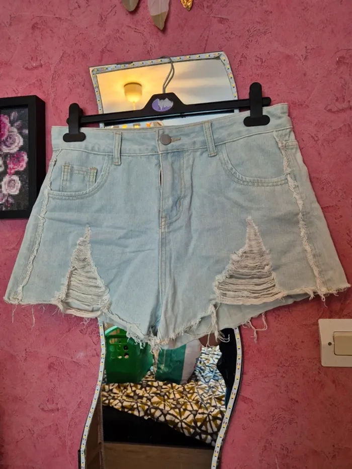 Short déchiré et effiloché