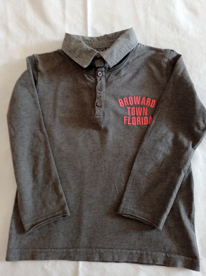 Pull manche longue couleur gris clair gris foncé avec chemise à l'intérieur super élégant avec bouton devant voir photos marque tape à l'oeil taille 6 ans 116 cm