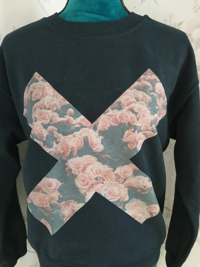 Sweat noir avec croix imprimé avec des roses / gildan / (S) - photo numéro 4