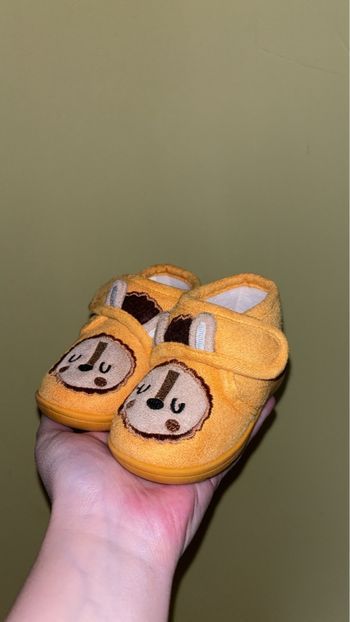 Chaussons taille 19 Neufs 