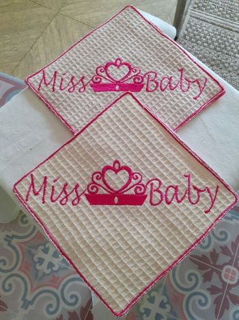 Lot 2 grande lingettes en tissu éponge Miss Baby brodé