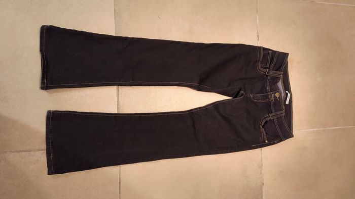 Jean bootcut,  foncé avec surpiqûres blanches comme neuf
