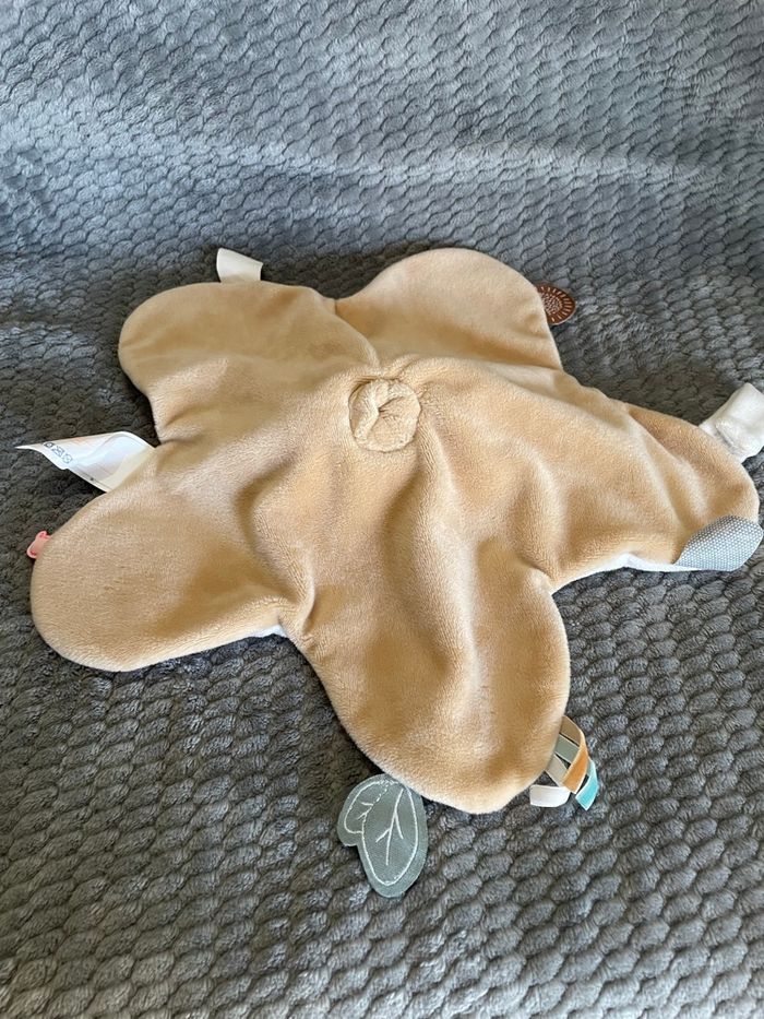 Doudou plat fleurs étoiles ours lionne Babou et Kendi crème beige blanc Noukie’s Noukies - photo numéro 2