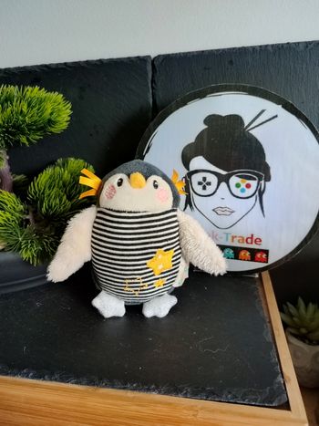 Peluche galipette pingouin Nanouks moulin roty hochet grelot bleu blanc étoiles