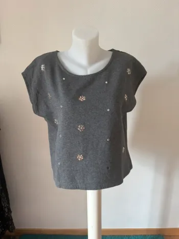 Pull sans manche en très bon état taille M esmara