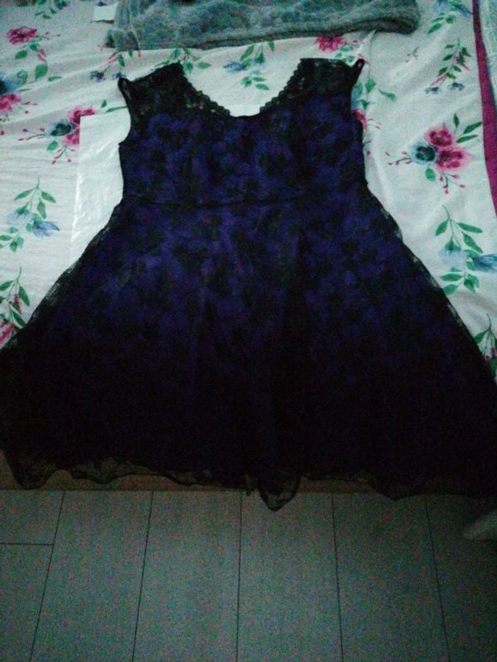 Robe satin violet avec dentelle noire pardessus