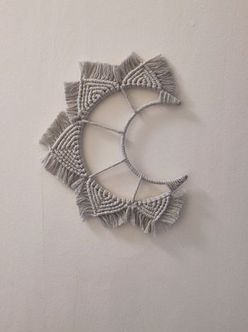 Lune grise en macramé