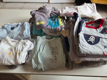 Lot vêtements 1 mois env. 20 pyjamas, 15 body