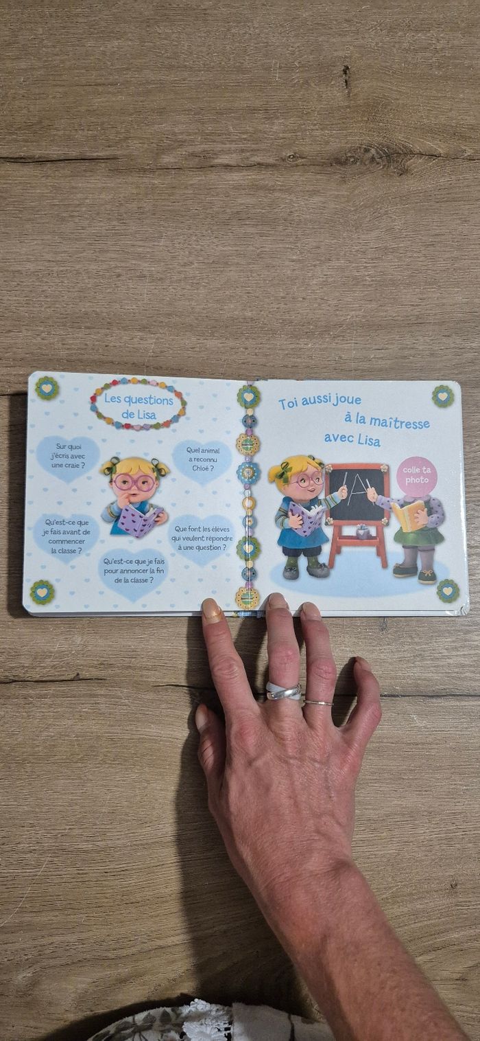 Livre P'tite Fille : Lisa joue à la maîtresse - photo numéro 7