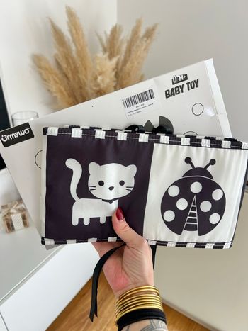 Livre tissus contrasté noir et blanc