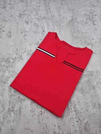 T-shirt Tommy Hilfiger rouge avec col fendu – Taille S Femme