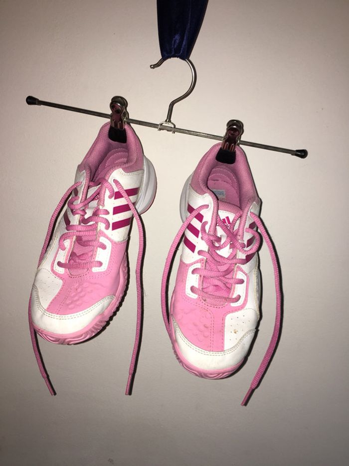 65 - Basket Adidas roses et blanches