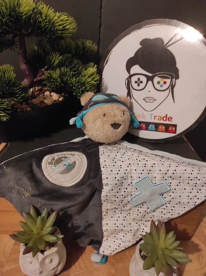 Doudou Ours Sauthon Bon Voyage Voyageur plat mouchoir #geektradedoudou