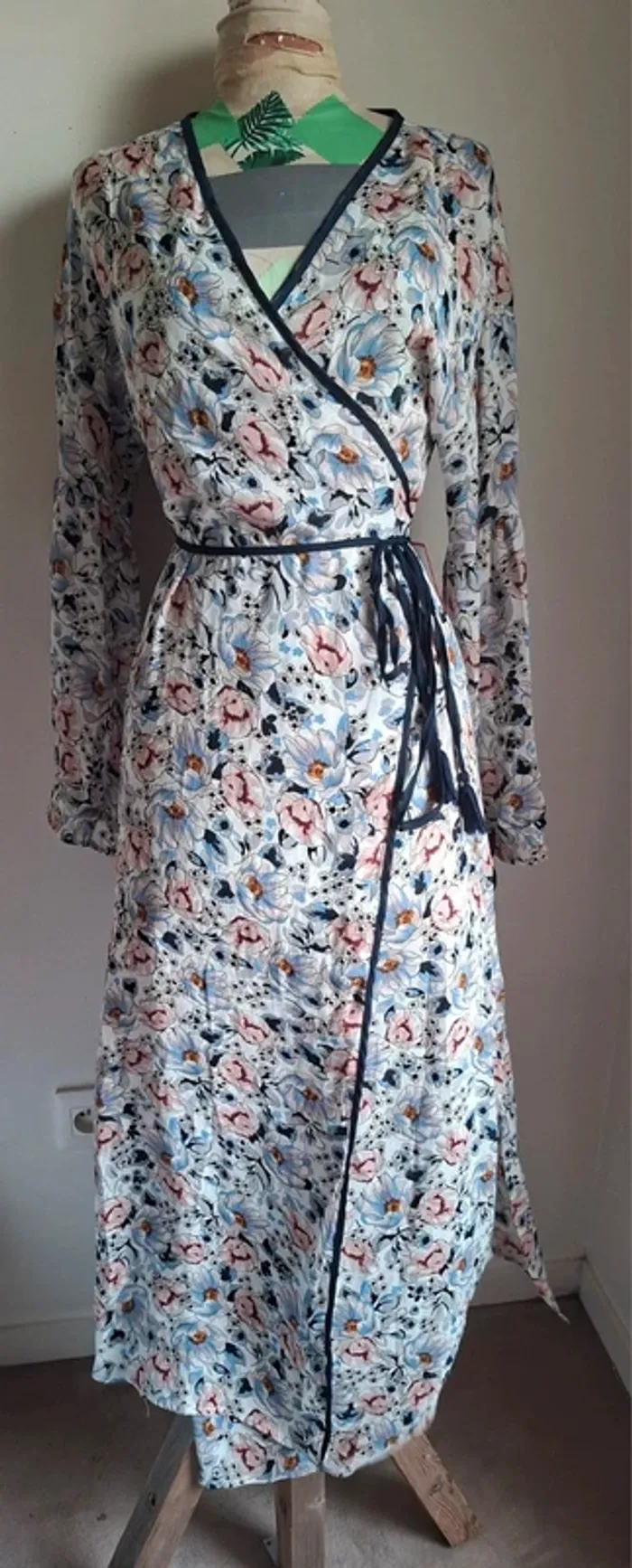 Robe longue porte-feuille fleurie, Glamorous, neuve, taille 40