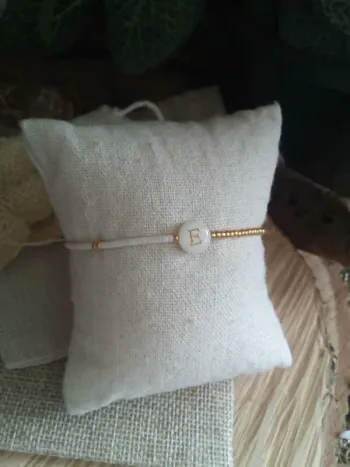 Bracelet lettre E sur perle en n'acre naturelle