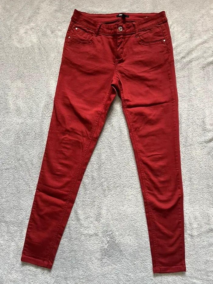Pantalon rouge, taille 38