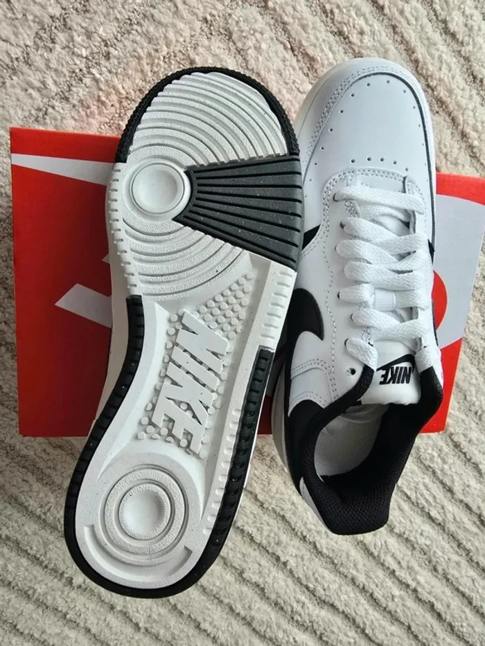 Basket Nike noir et blanche - photo numéro 3