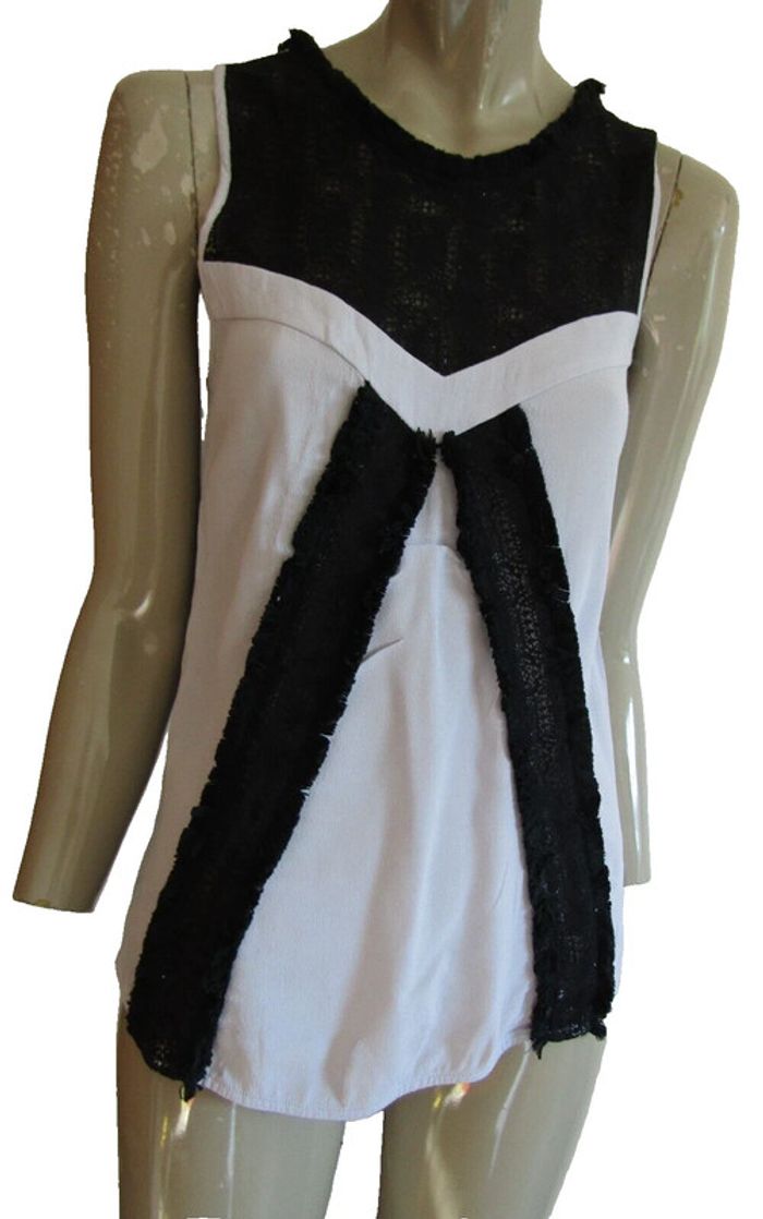 top tunique couleur gris avec dentelle noir marque pinko taille indiquée 36 peut aller a un 34