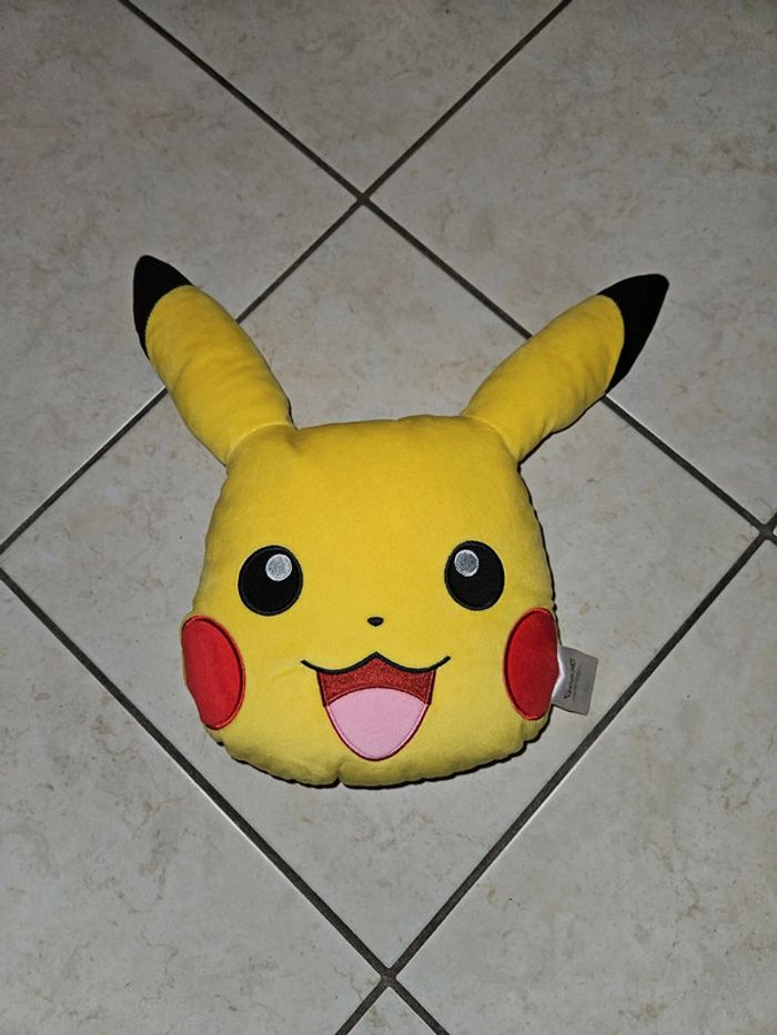 Peluche coussin pokemon pikachu tbe