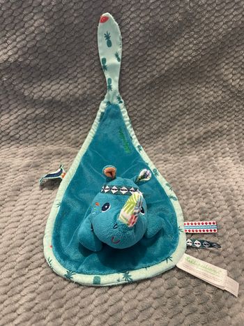 Doudou plat rhinocéros bleu vert Marius Lilliputiens