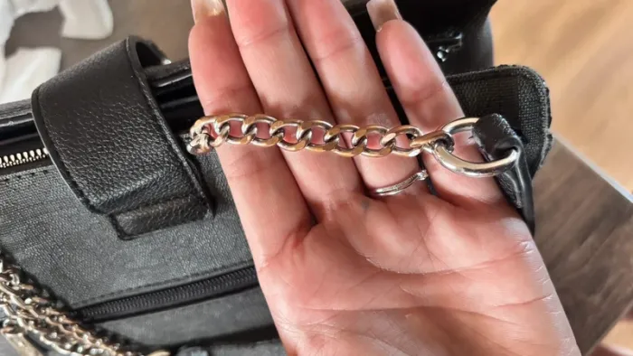 👜 sac à main gris chaîne argenté simili cuir grainé - photo numéro 8