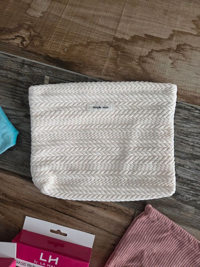 Lot soin et pochettes à maquillage neuf - photo numéro 2