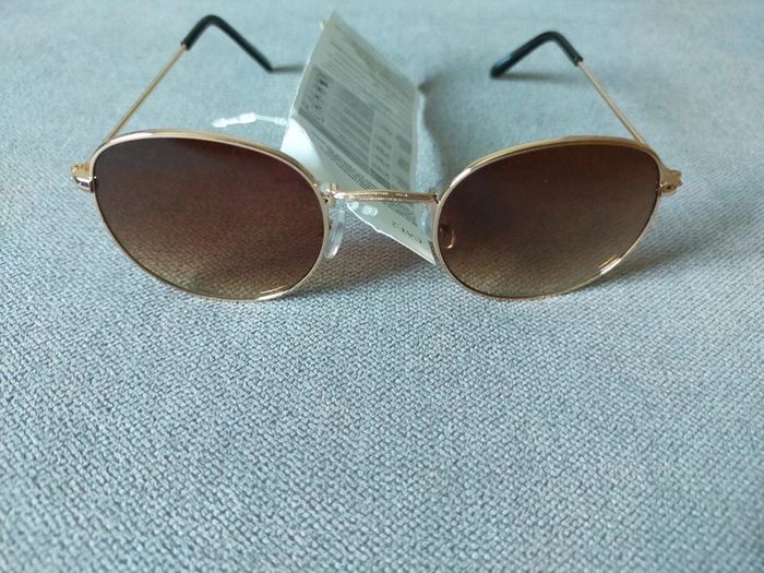 Lunettes de soleil rondes dorées – Neuves avec étiquette - photo numéro 2