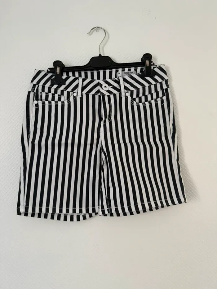 Short à rayure noir et blanc en très bon état taille 36 denim 1982