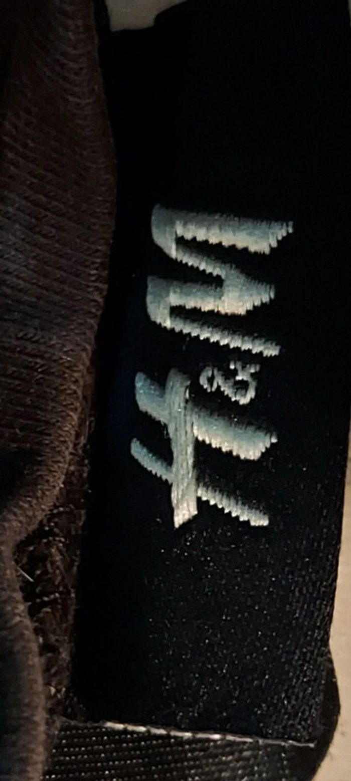 T shirt brun très foncé, Hello Kitty, de chez H&M, taille 2/4 ans - photo numéro 3