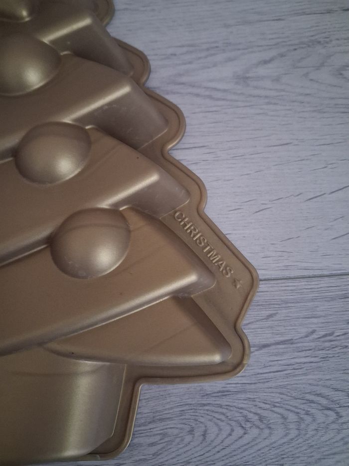 Moule en silicone dore "Sapin de Noel" en tres bon etat - photo numéro 2
