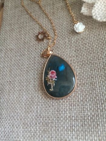 Collier avec pendentif en pierre de labradorite à reflets bleutés