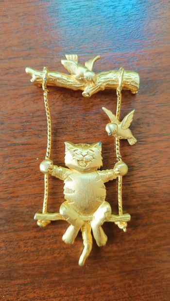 Broche Jonette chat sur balançoire