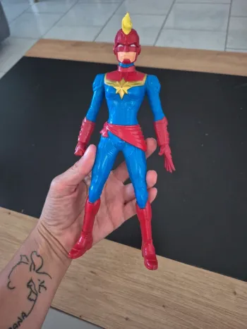 Figurine captain marvel
