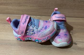 Baskets lumineuses avec coeurs à scratch taille 22