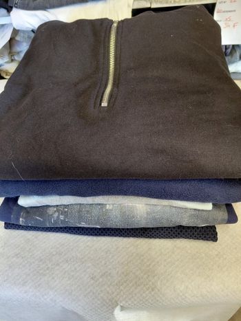 Lot 106: lot de 5 pulls taille L