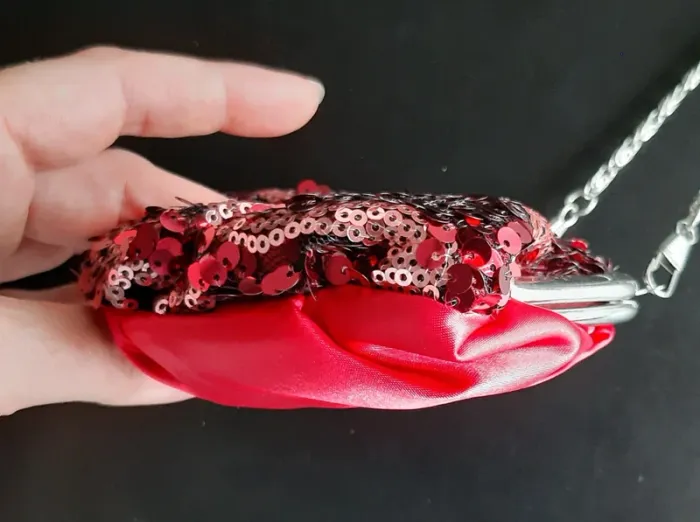 Adorable petite pochette de soirée rétro en satin et paillettes couleur framboise - photo numéro 5